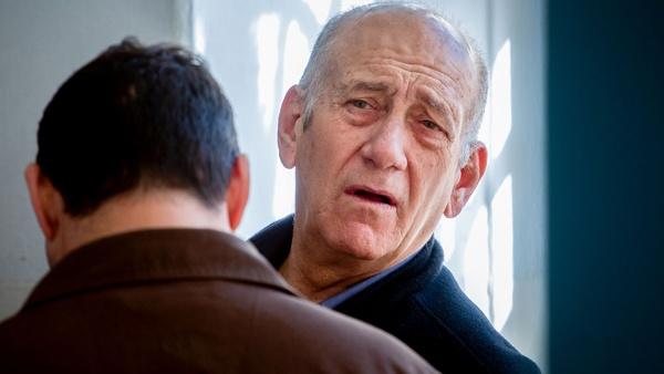 قرار بالإفراج عن أولمرت بعد تخفيف عقوبته