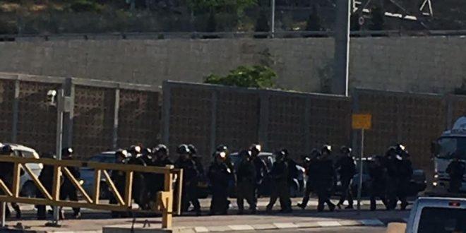 فيديو:قوة كبيرة من جيش الاحتلال تقتحم مخيم شعفاط بالقدس