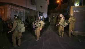 الاحتلال يعتلي أسطح المنازل جنوب الخليل