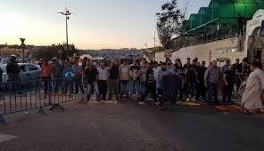 آلاف المقدسيين يؤدون صلاة المغرب في أقرب نقاط للأقصى رفضاً لإجراءات الاحتلال