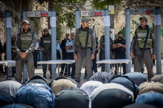 تلفزيون اسرائيل يتحدث عن حل وسط وجماهير القدس ترفض اي حل وسط