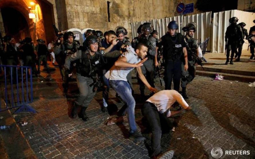 إصابات واعتقال مواطن خلال قمع الاحتلال للمصلين في باب الأسباط