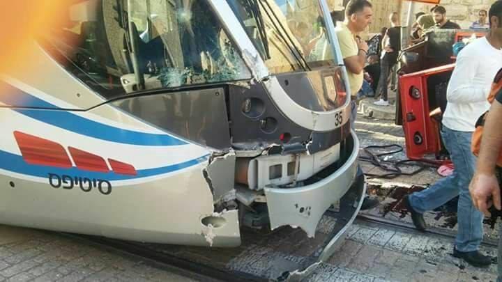 حادث سير بين القطار الخفيف و