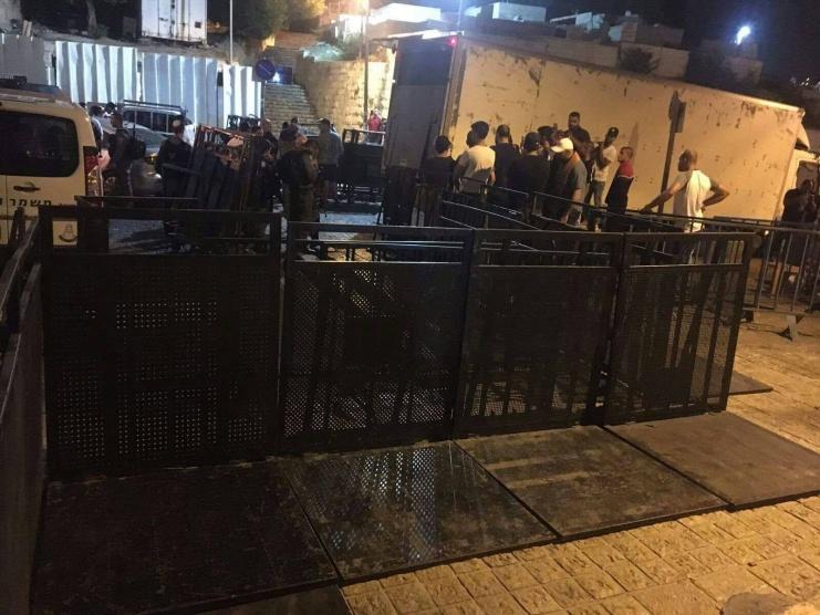 الاحتلال ينصب مزيدا من الحواجز ويقوم بالتحصينات على مداخل 