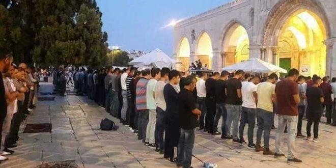الالاف يؤدون صلاة المغرب والعشاء داخل الاقصى وخارجه