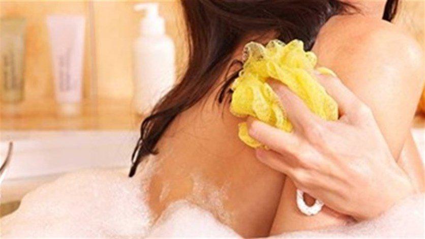 الليفة التي تستخدمونها يومياً مضرّة بالصحة... إليكم لماذا!