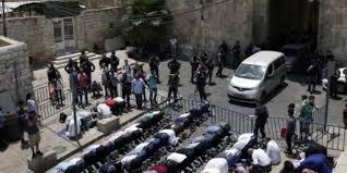 آلاف المقدسيين يؤدون 