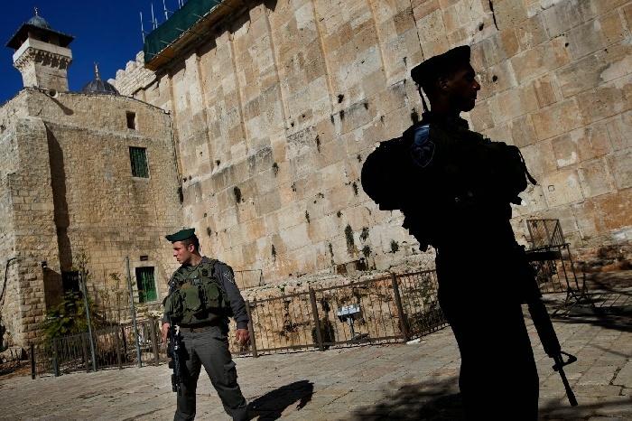 القدس: الاحتلال يعتقل مُسنا ونجله من 