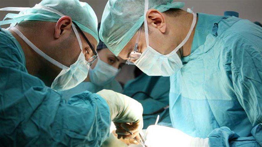 جراحون وجدوا 27 عدسة لاصقة عالقة في عين مريضة...