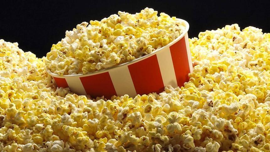 لماذا نأكل الفشار في السينما