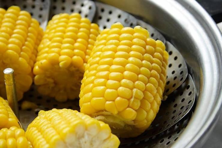 أسهل وأسرع طريقة لتقشير وطهو كوز الذرة دون ماء!