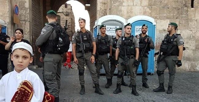 صلوا بالشوارع- سياح مسلمون رفضوا دخول الاقصى عبر البوابات