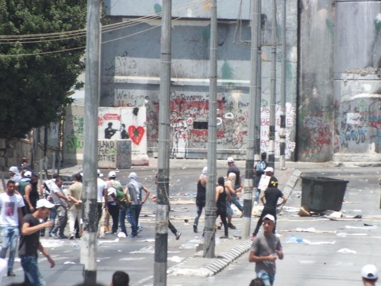 (بالصور) 45 إصابة خلال مواجهات الانتصار للأقصى على المدخل الشمالي لبيت لحم