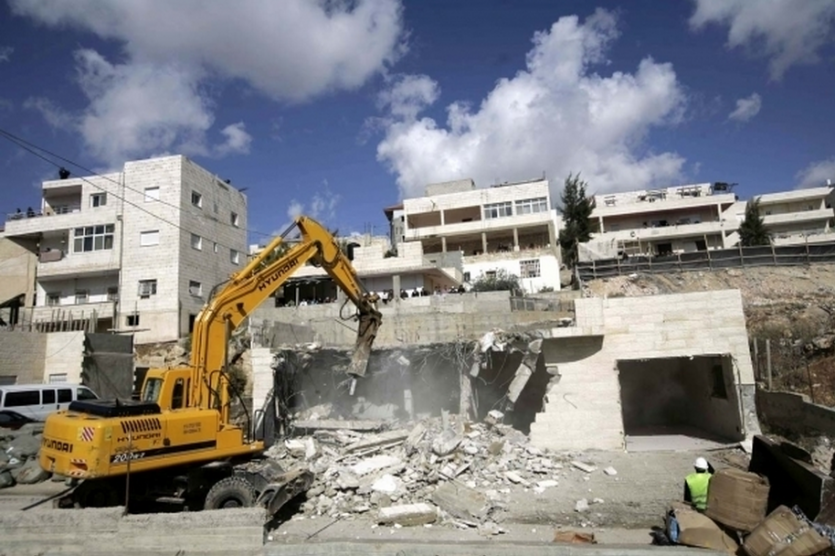 الاحتلال يهدم ُ بناية سكنية في العيساوية بالقدس