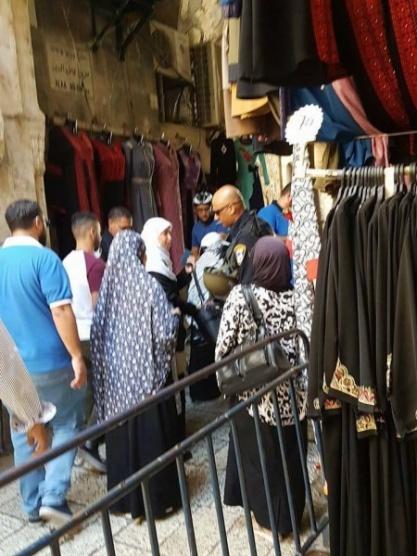 الاحتلال يمنع عائلات منفذي عملية الاقصى من دخول المسجد