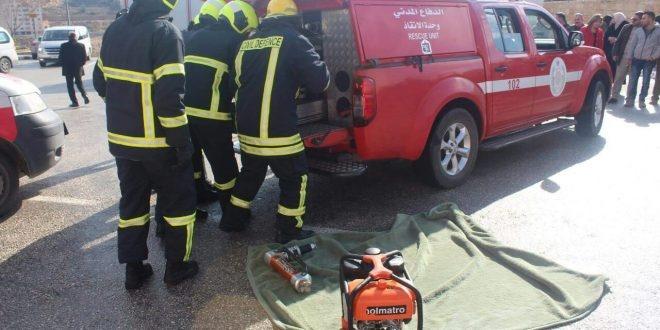 الدفاع مدني يحرر يد عامل عالقة بماكنة في رام الله