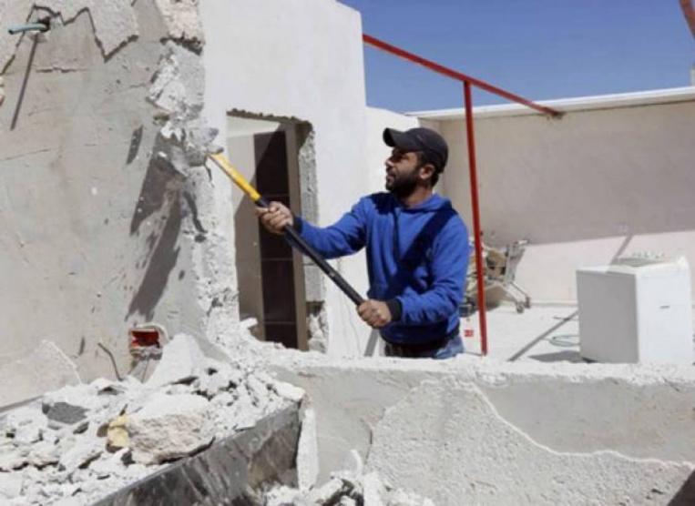 عائلة مقدسية تهدم منزلها بضغط من الاحتلال