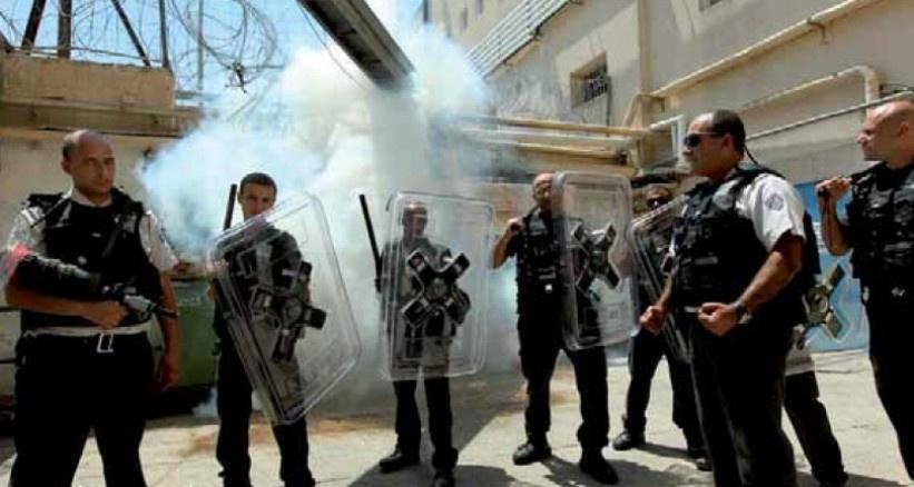 قراقع لاذاعتنا : قوات القمع تقتحم 13 في سجن النقب