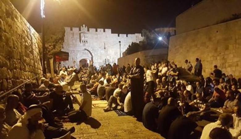 مئات المواطنين يؤدون صلاة الفجر قرب 