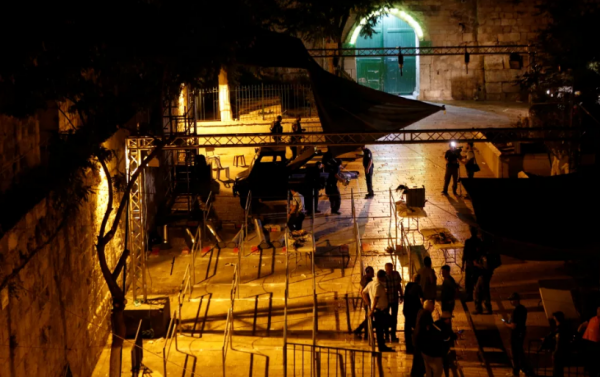 (فيديو) الاحتفالات تعم المدينة المقدسة بعد إزالة البوابات والجسور الحديدية