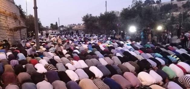 الاحتلال يقمع المصلين بـالمياه العادمة في باب الأسباط
