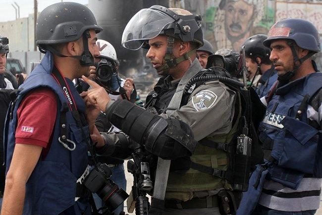 الاحتلال يحتجز مصور تلفزيون فلسطين على حاجز برطعة ويصادر معداته