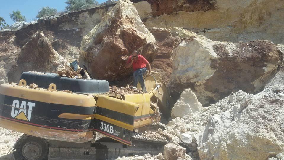 مصرع عامل إثر سقوط صخرة على جرافته في طولكرم