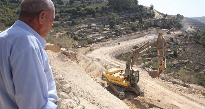 الاحتلال يشرع بتجريف أراضي المواطنين شرق يطا