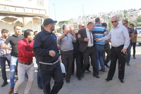 مستوطن يعتدي على رئيس بلدية الخليل بمساعدة قوات الإحتلال