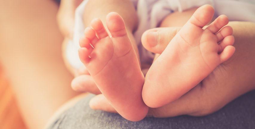 ليتوقف طفلك عن البكاء دلكي هذه النقاط في قدميه