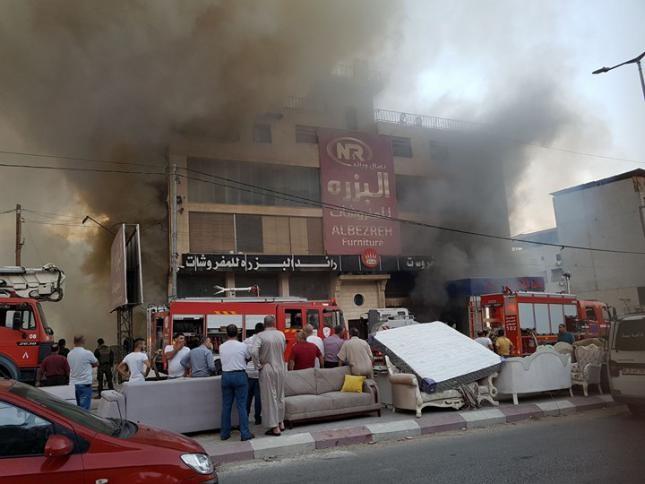 صور | حريق يلتهم مجمع مفروشات بنابلس