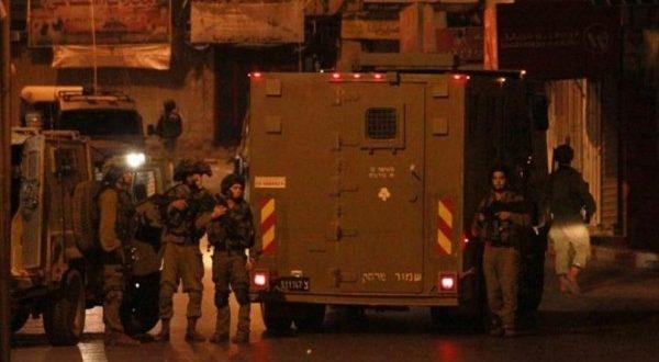الاحتلال يعتقل شابا  من بلدة قطنة شمال غربي القدس