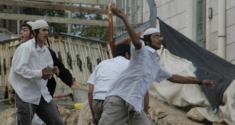 مستوطنون يرشقون منازل فلسطينية بالحجارة بالقرب من كريات أربع بالخليل