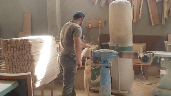 الإحتلال يقرر استيراد ملابس وأثاث خشبي من غزة