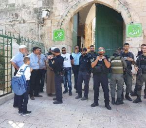 الاحتلال يمنع طلاب مدرسة البنين الثانوية من دخول الأقصى بحقائبهم