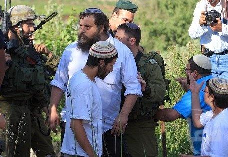 مستوطنون يشرعون بوضع خيم و