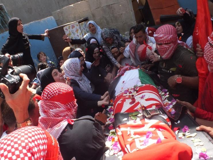 ألاف المواطنين في مخيم الدهيشة يشيعون جثمان الشهيد رائد الصالحي