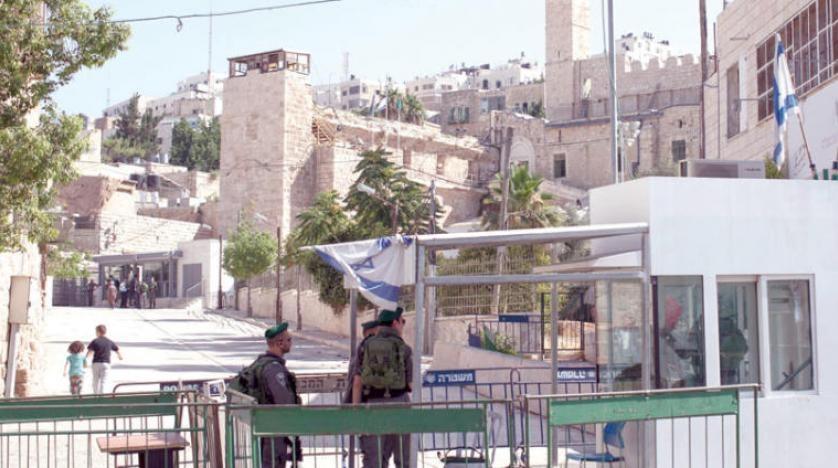 الاحتلال يعتقل فتى بالخليل بدعوى حيازته سكينا