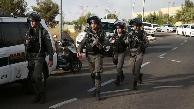 قوات الاحتلال تفرض حظر التجول وتغلق مداخل بيت سوريك شمال غرب القدس