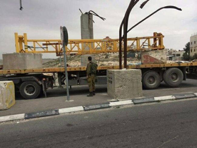 الاحتلال يضع بوابة حديدية تشدد الخناق على 11 بلدة وقرية بالقدس
