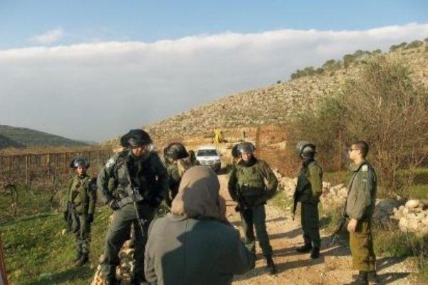 الاحتلال يمنع مواطنا من استصلاح أرضه في بيت جالا ويستولي على جرافة