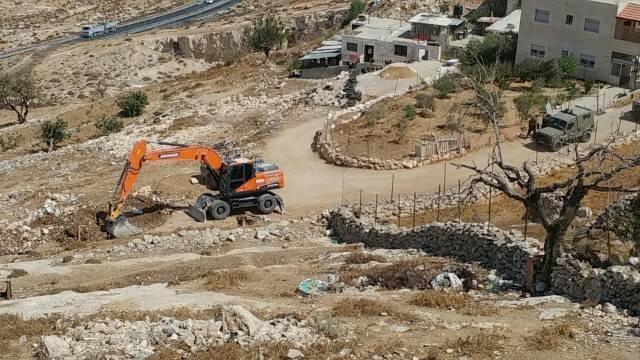 الاحتلال يجرف أراضي المواطنين في حزما