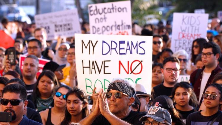 15 ولاية أمريكية من ضمنها واشنطن تقاضي ترامب