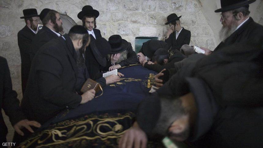 مئات المستوطنين يقتحمون 