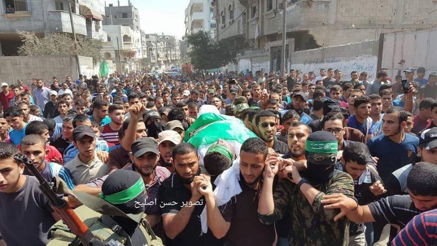 الآلاف يشيعون جثماني شهيدين من القسام بغزة