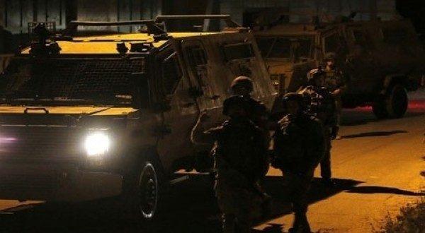 قوات الإحتلال تغلق الشارع الرئيسي قرب مخيم الجلزون