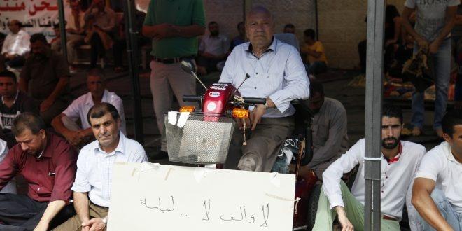 أهالي قلقيلية يؤدون صلاة الجمعة في ساحة مستشفى الوكالة