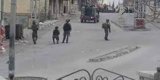 الاحتلال ينتشر بشارع المدارس في أبو ديس ويطلق قنابل غازية باتجاه الطلبة