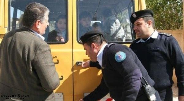 الشرطة تضبط حافلة حمولتها القانونية 19 راكباً تقل 39 طالبا في الخليل