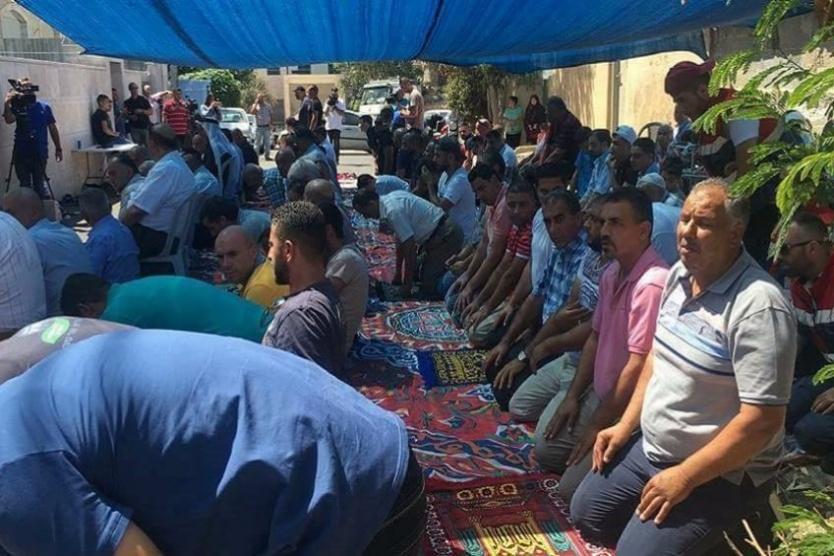 صلاة الجمعة أمام منزل عائلة شماسنة في الشيخ جراح